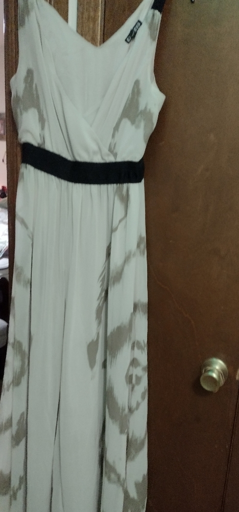 Long sleeveless brown and black dress